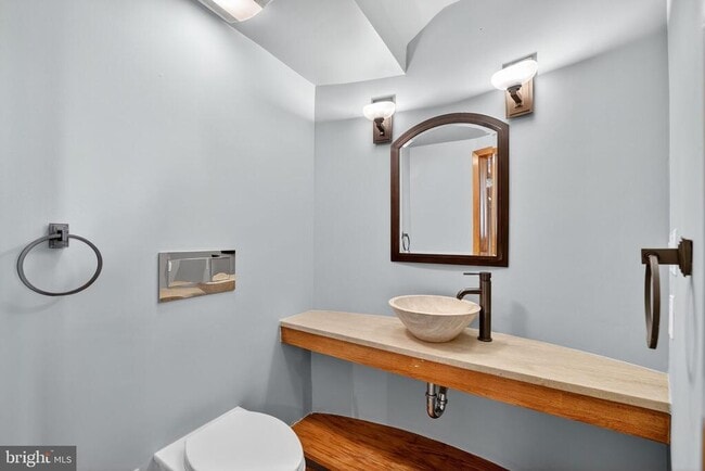 Building Photo - 1000 Park Rd NW