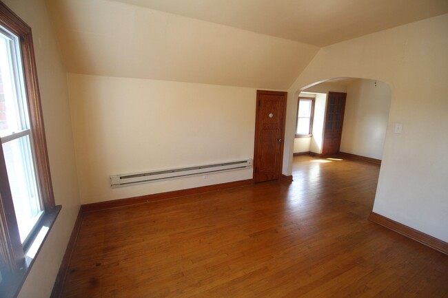 Building Photo - COMING SOON! Bright & Spacious 1-Bedroom U...