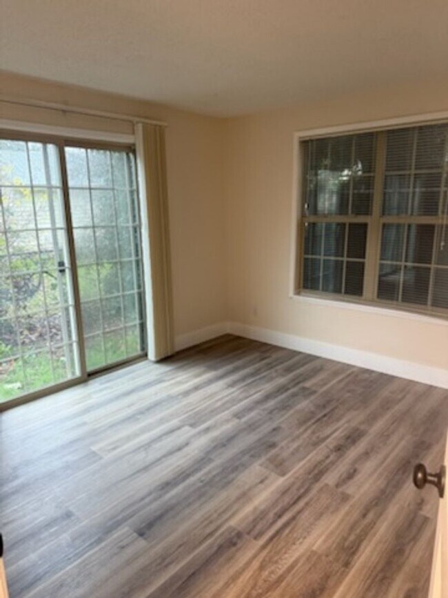 Building Photo - 118000