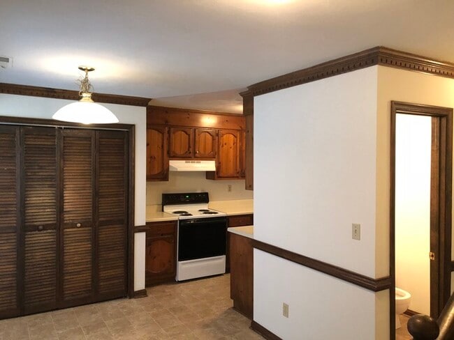 Building Photo - SPACIOUS TOWNHOME IN CENTRAL LOCATION