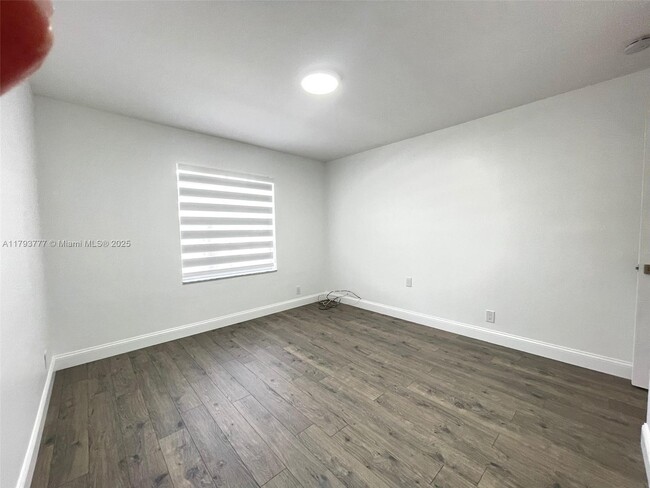 Building Photo - 211 E Riverbend Dr