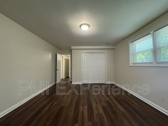 Building Photo - 6405 Roberts Dr