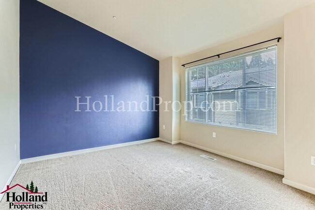 Building Photo - Spacious End-Unit Condo in Prime Beaverton...