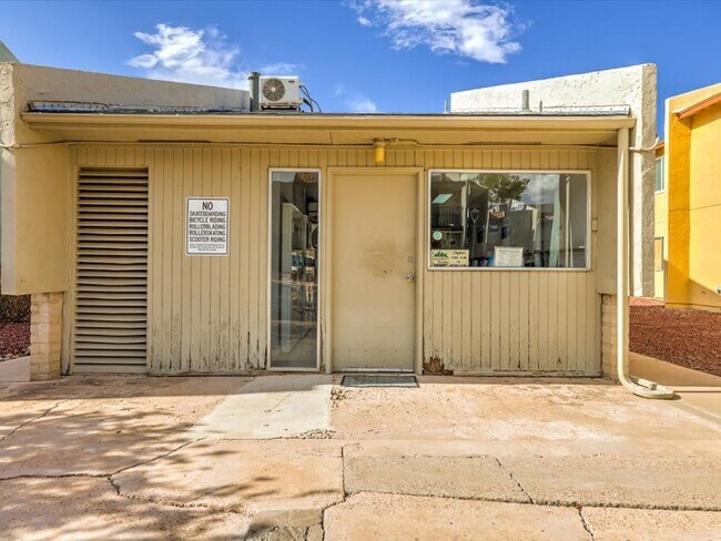 Building Photo - 2 Bedroom, 2 Bathroom with Community Pool!