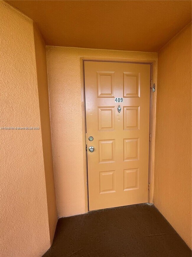 Building Photo - 571 SW 141st Ave