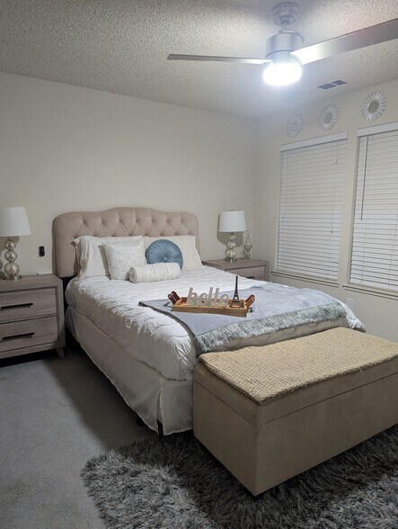 Building Photo - 2337 St Lawrence Ln