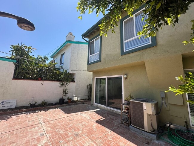 Building Photo - Huntington Beach Home