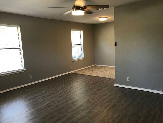 Building Photo - 118 Maple St