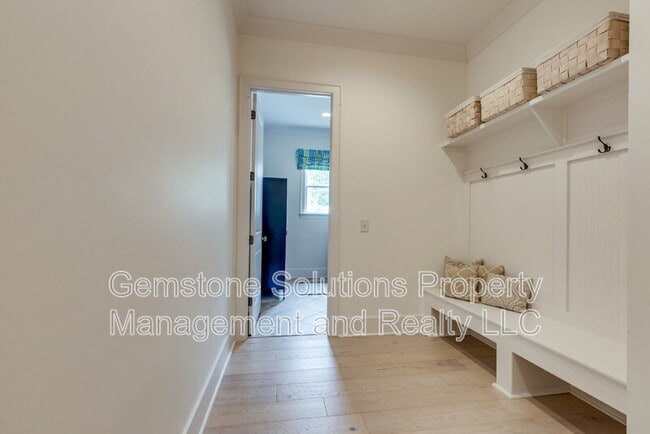 Building Photo - 1806 Burland Cres