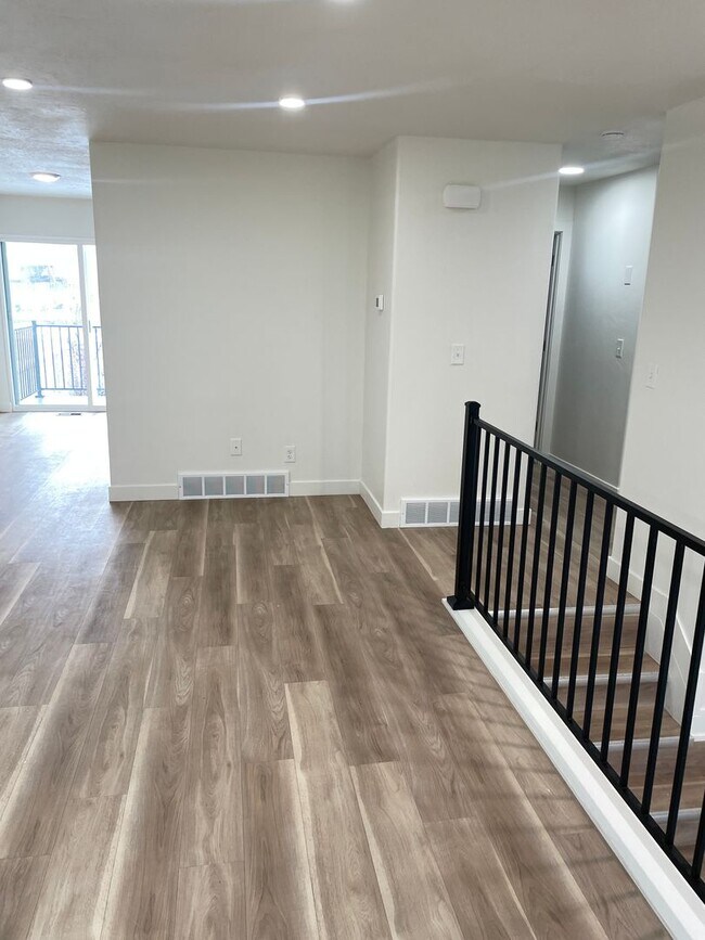 Building Photo - 3 bedroom, 1 bath unit. Newly Remodeled.