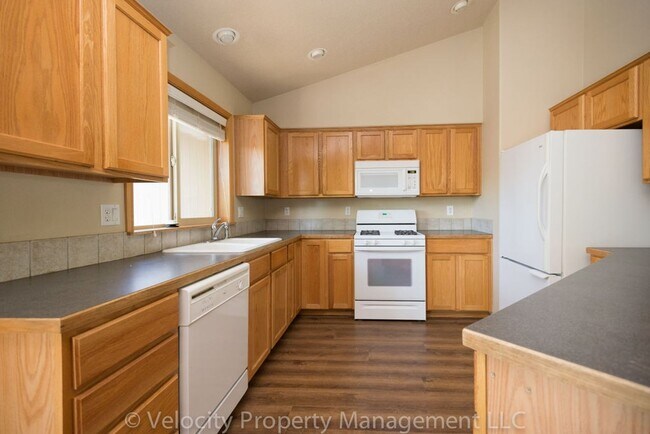 Building Photo - Light and bright 3 bedroom, 2 bath home - 1 dog considered!