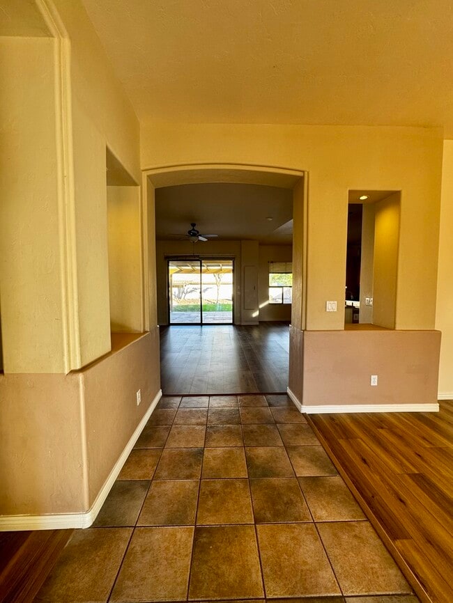 Building Photo - FOR RENT