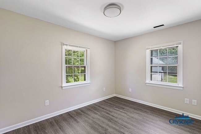 Building Photo - ADORABLE RENOVATED COTTAGE IN SANDSTON