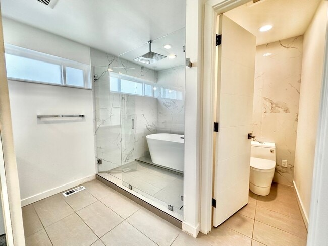 Building Photo - 6 BR / 4 BA – 4,100 SQ FT with Patio, Full...