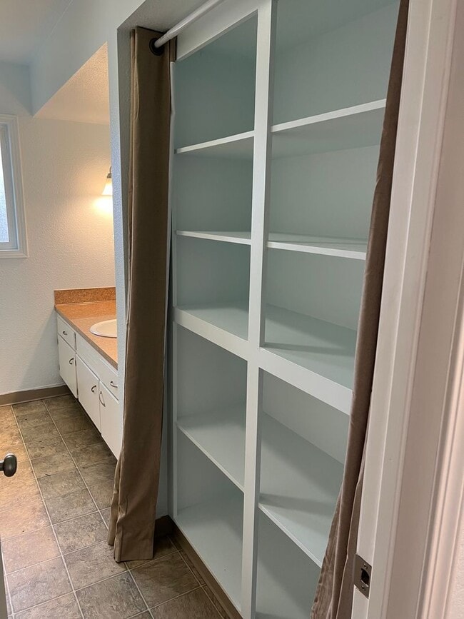 Building Photo - Sh400-402