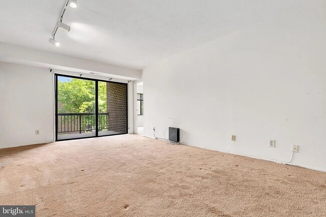 Building Photo - 11216 Cherry Hill Rd