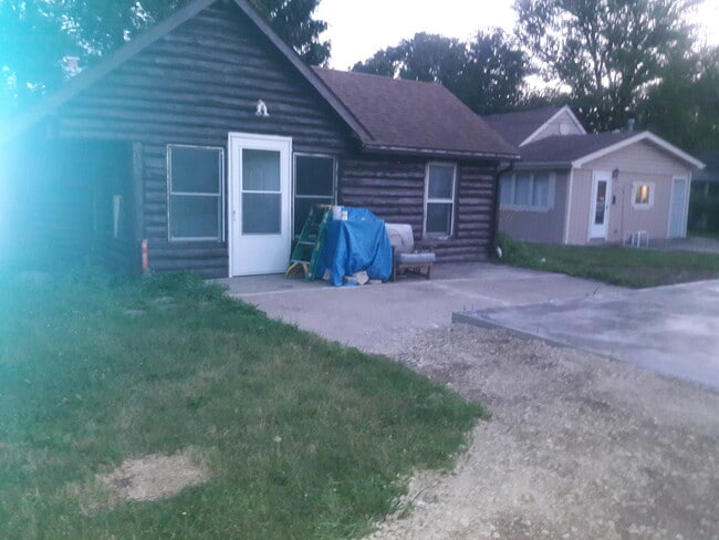 Building Photo - 4900 Parkview Dr