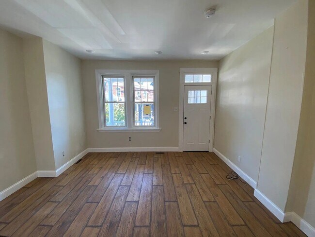 Building Photo - 445 Manor St