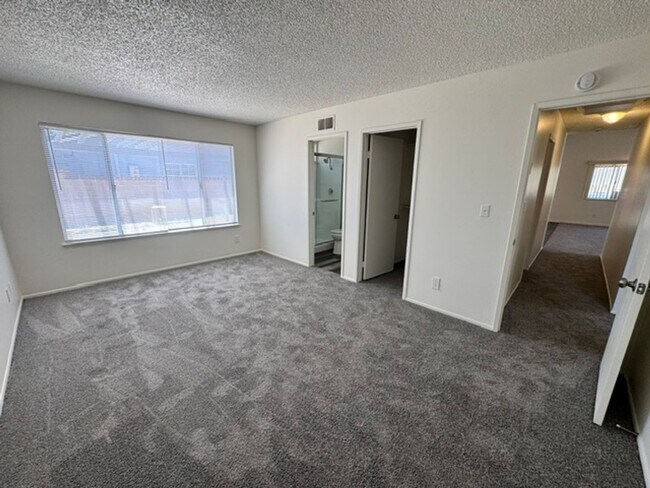 Building Photo - Gorgeous Remodeled 3+2 - $2600