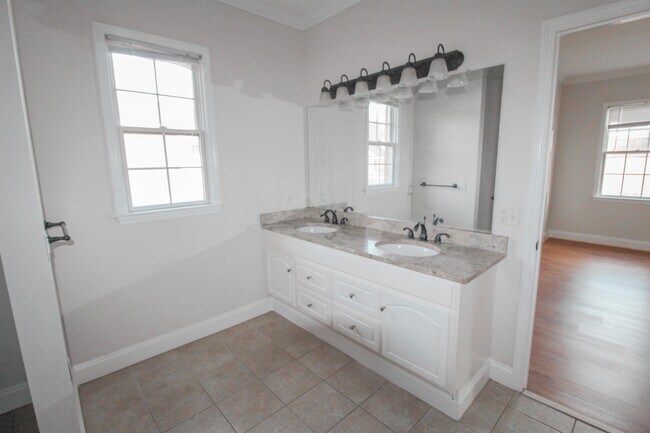 Building Photo - 12 Grove Cir