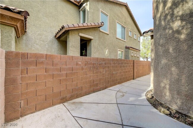 Building Photo - 9260 Pembrook Falls Ave