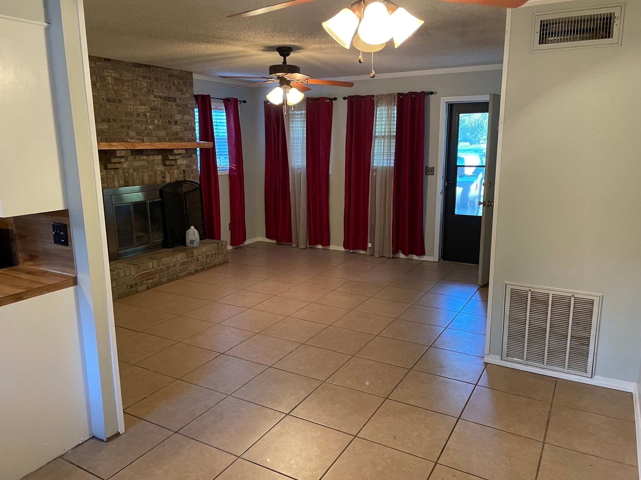 Family/Dining Room - 185 Quida St N