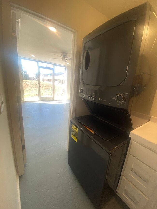 Building Photo - Remodeled 2bed/1bath near Industrial Park!