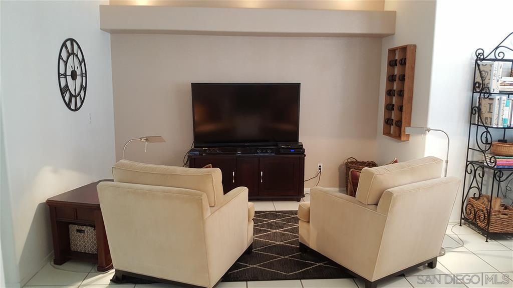 Family room - 5157 Renaissance Ave