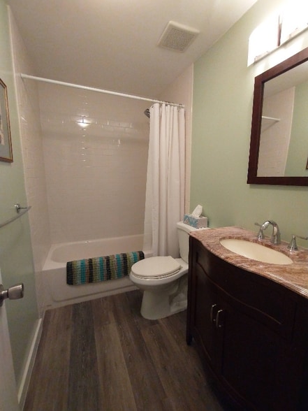 Building Photo - 1865 Washington Ave