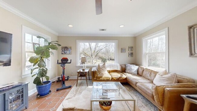 Building Photo - Gorgeous and updated home in Heart of Auburn