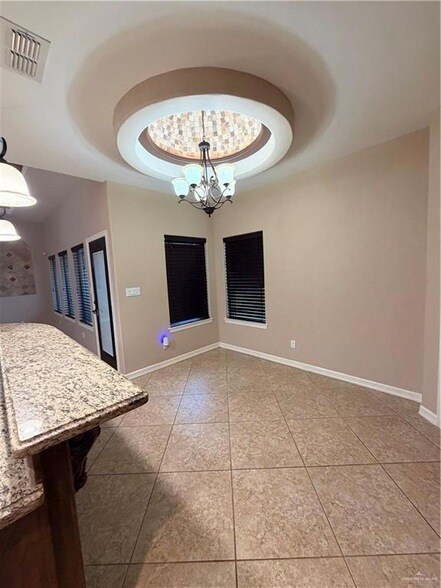 Building Photo - 1501 Granada Cir