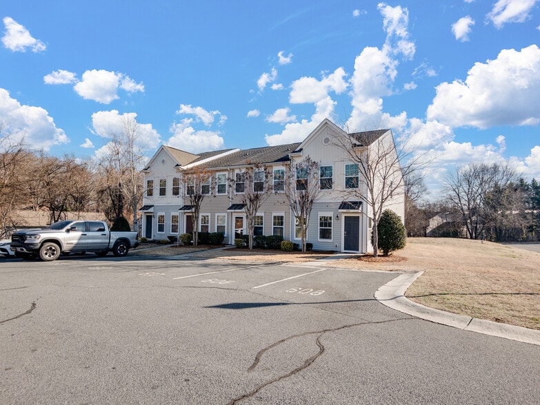 Building Photo - 608 Cahill Ln