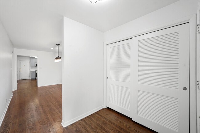 Building Photo - 7056 N Rockwell St