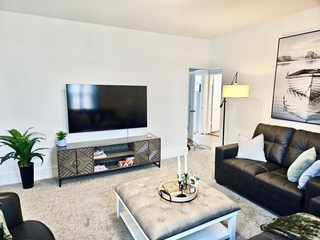 Building Photo - Cute and cozy Greensburg home!