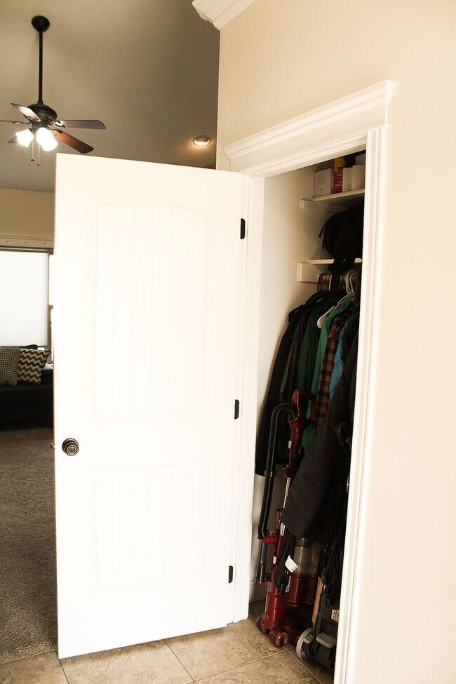 Building Photo - Beautiful Custom Home For Rent In Rexburg!