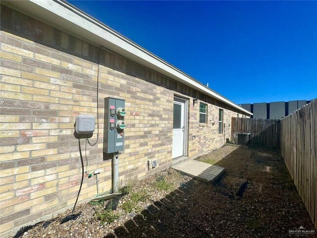 Building Photo - 5106 N Hiawatha Dr