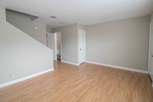 Building Photo - 810-D Golfview Place