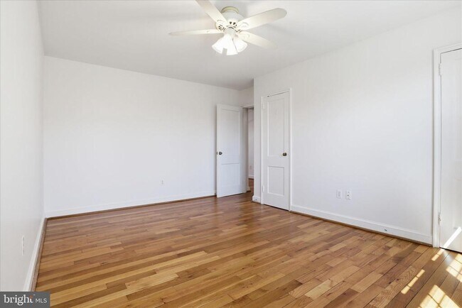 Building Photo - 1305 S Walter Reed Dr