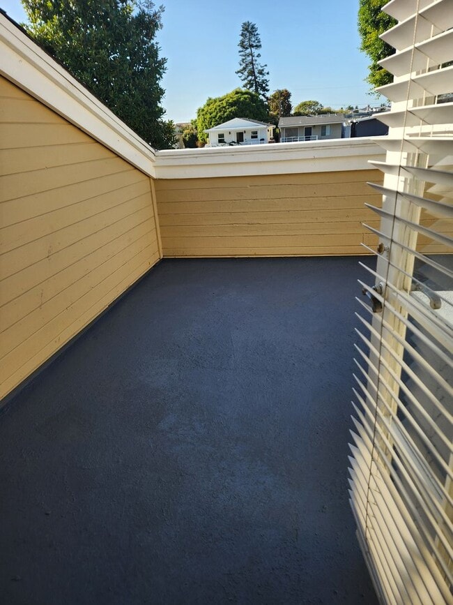 Building Photo - 512 Poinsettia Ave