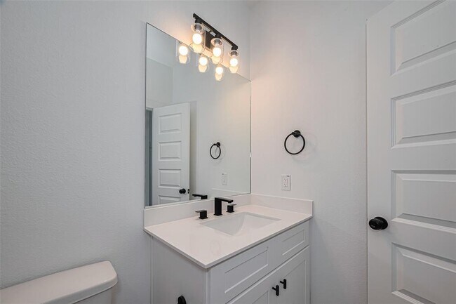 Building Photo - 1352 W 24th St