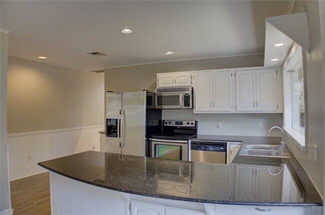 Building Photo - Beautiful Ranch-Style Rental in Marion Gar...