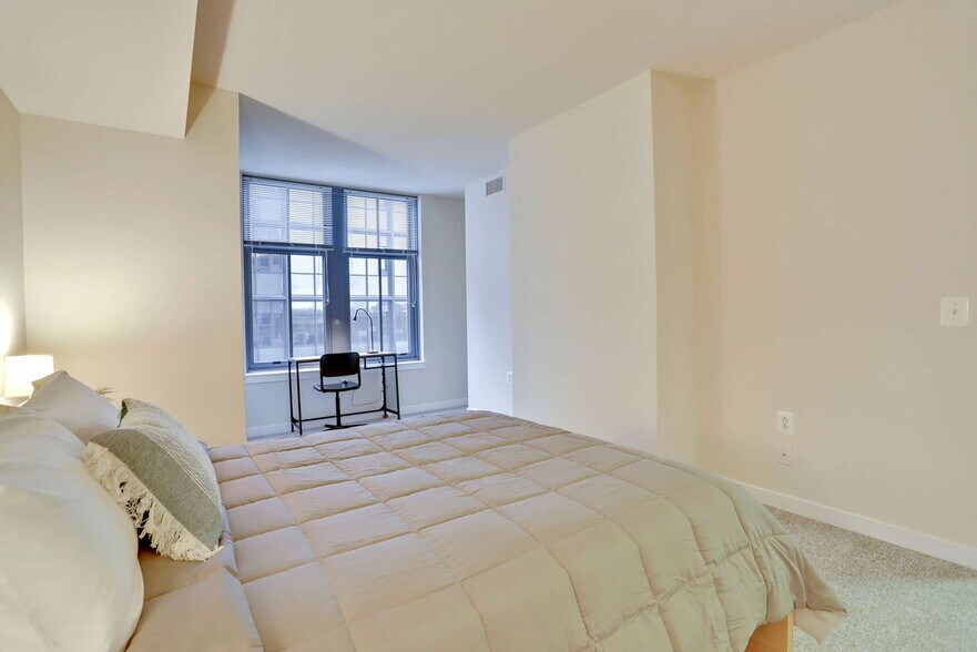 Building Photo - 550 14th St S