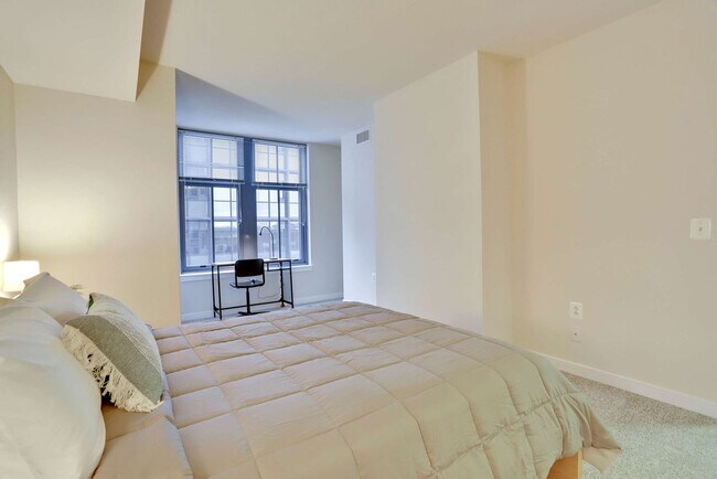 Building Photo - 550 14th St S