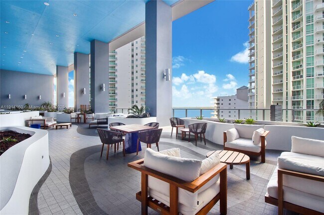 Building Photo - 1300 Brickell Bay Dr
