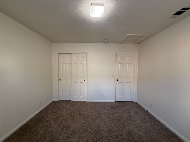 Building Photo - Rolling Hills Single Story Home Includes All Basic Utilities