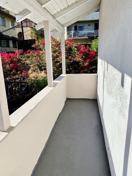 Building Photo - 2032 Vista Del Mar Ave