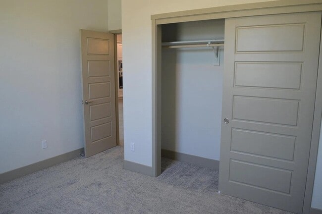 Building Photo - 2430 Bastidas Dr