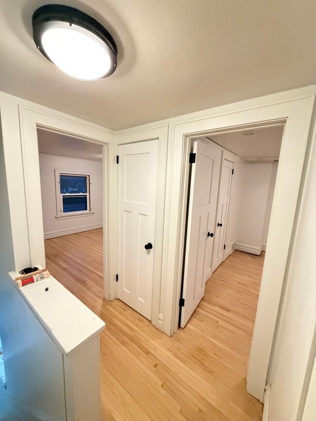 Building Photo - Remodeled 2 Bedroom - AVAILABLE NOVEMBER!