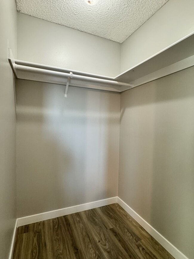 Building Photo - 2-Bedroom Residence with Front-Row Views on Lively 2nd Street