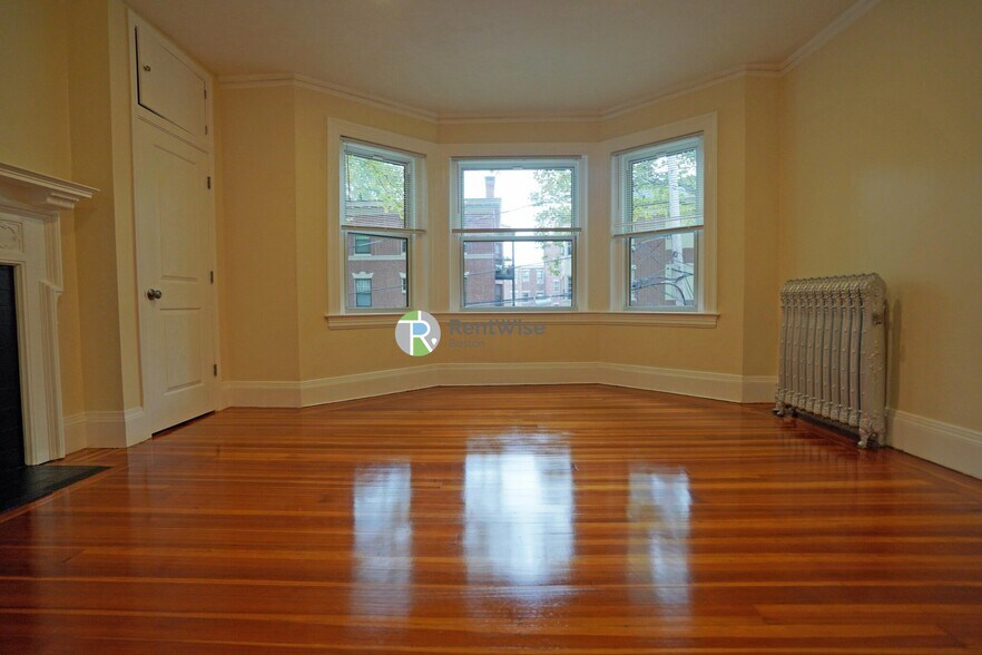 Building Photo - 10 Beals St